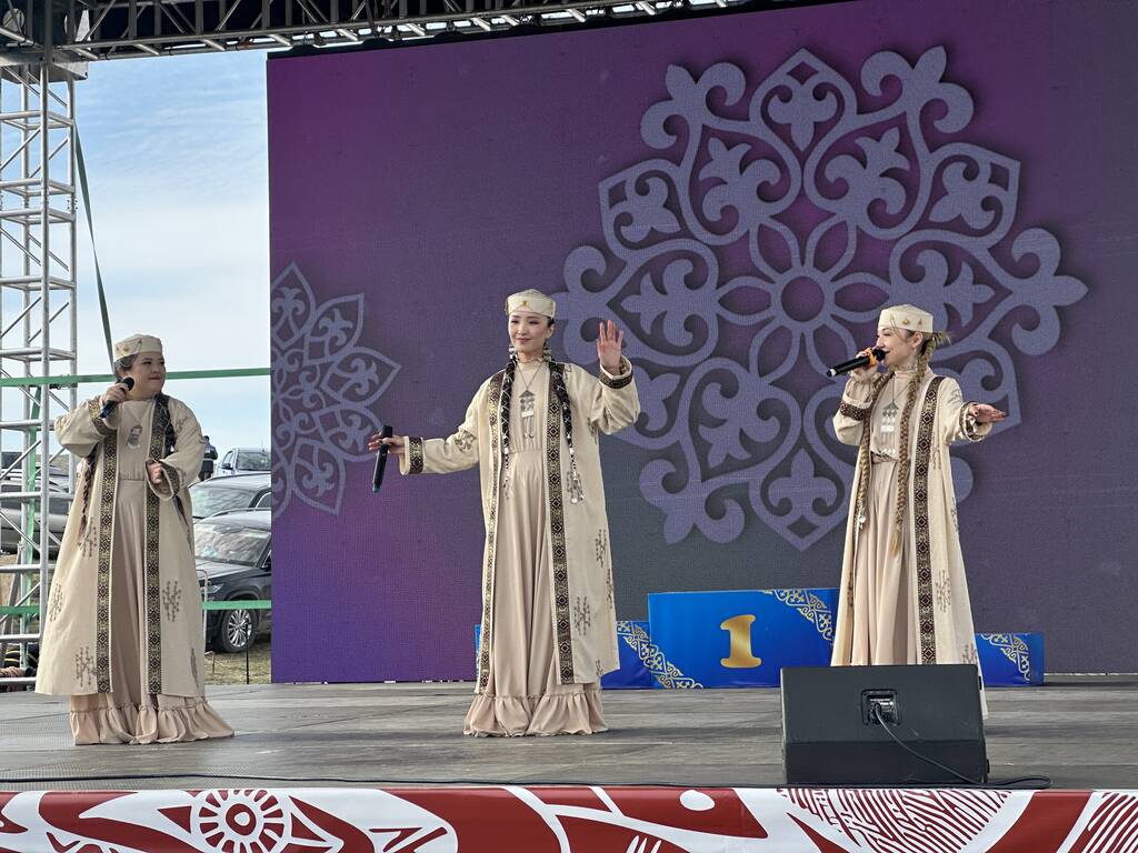 Үш жалаңаш қыздың порно фотосы